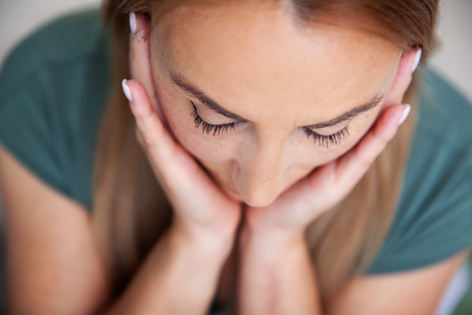 Face Yoga – Hände umrahmen das Gesicht