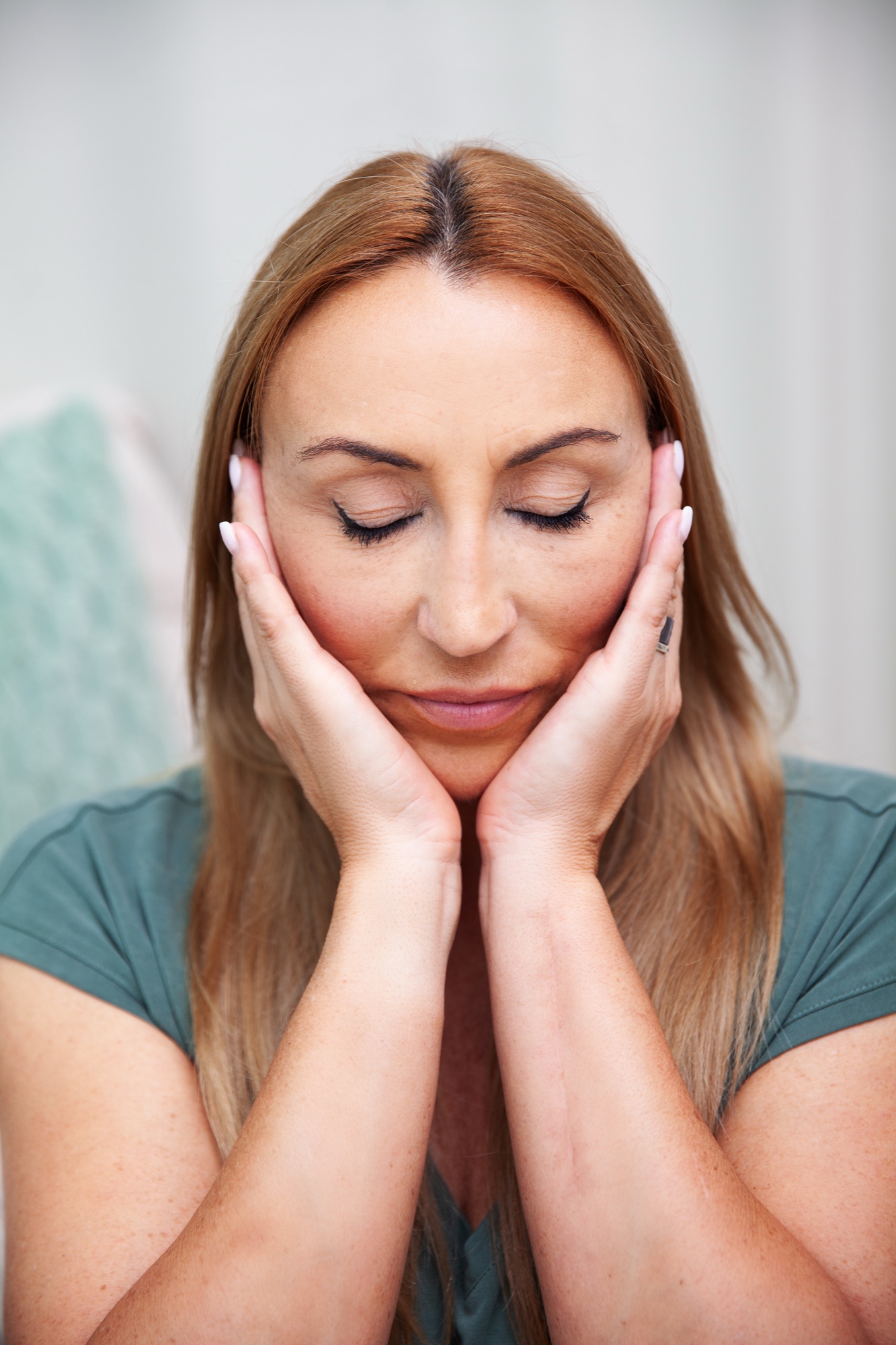 Face Yoga – Hände rahmen das Gesicht