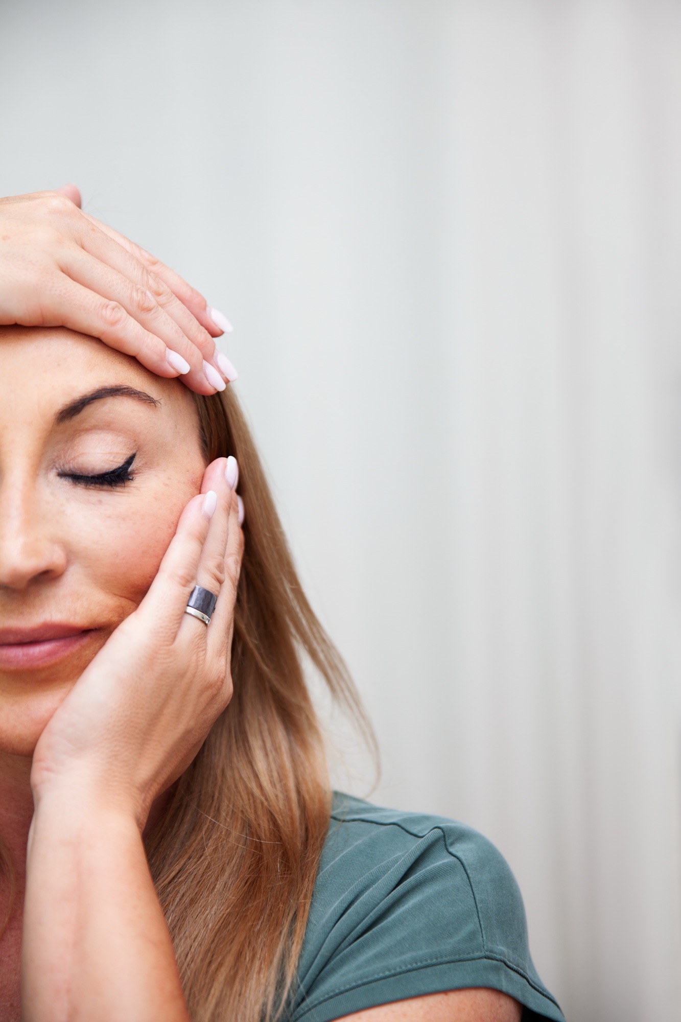 Face Yoga – Hände an Stirn und Wange